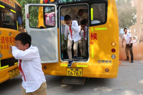 普及應(yīng)急自救知識(shí) 交運(yùn)校車進(jìn)校園開展逃生演練