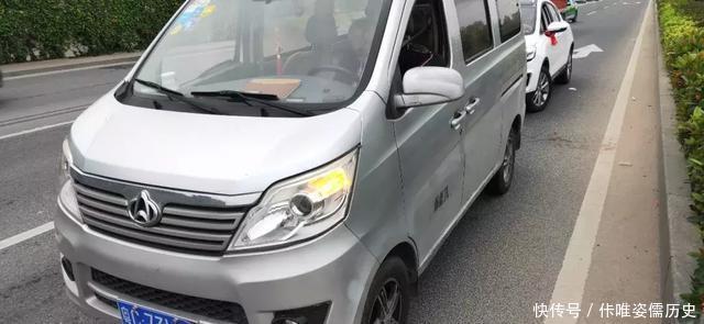 珠海90后黃毛小伙早上在馬路睡覺，被校車司機舉報，竟塞交警5000元求放過！