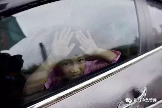 又一孩童被忘校車內身亡 ！孩子這樣自救最靠譜