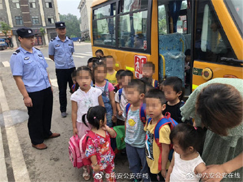 六安：幼兒園校車超載送人 司機(jī)超齡無證駕駛