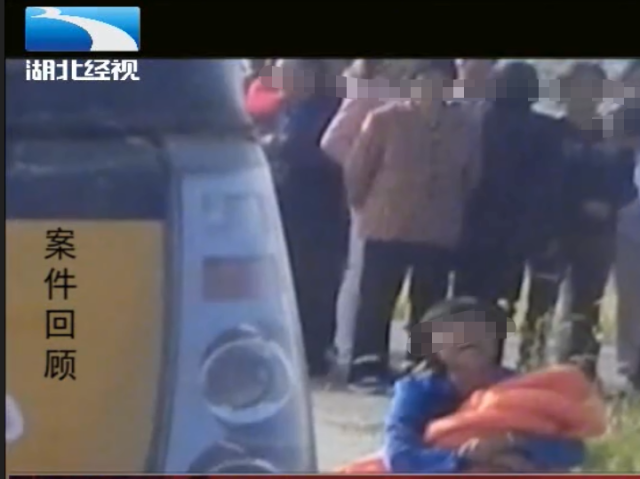 校車接送時的一次疏忽，孩子命喪車輪下，老人抱著孩子痛哭