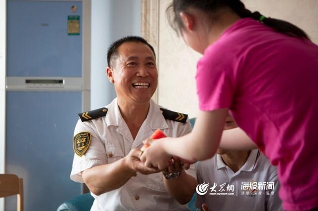 校車“寄養(yǎng)爸爸”好樣的！13年為3名孤殘兒童打造“溫馨之家”