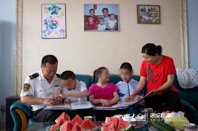 校車“寄養(yǎng)爸爸”好樣的！13年為3名孤殘兒童打造“溫馨之家”