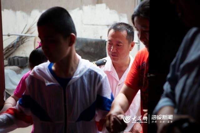 校車“寄養(yǎng)爸爸”好樣的！13年為3名孤殘兒童打造“溫馨之家”