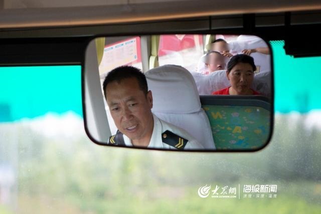 校車“寄養(yǎng)爸爸”好樣的！13年為3名孤殘兒童打造“溫馨之家”