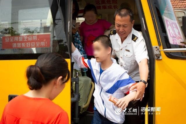 校車“寄養(yǎng)爸爸”好樣的！13年為3名孤殘兒童打造“溫馨之家”