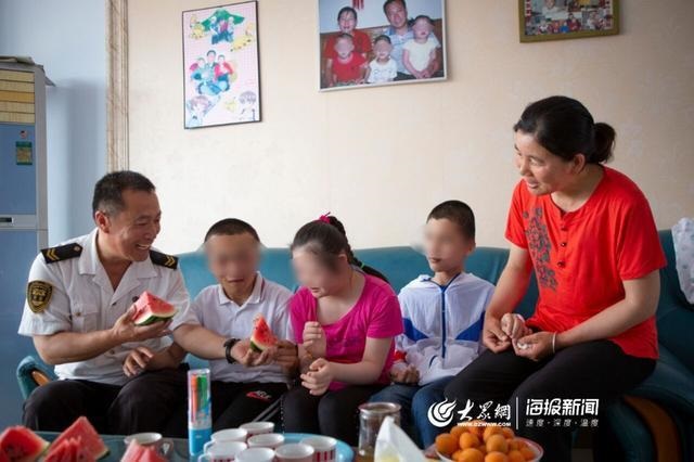 校車“寄養(yǎng)爸爸”好樣的！13年為3名孤殘兒童打造“溫馨之家”