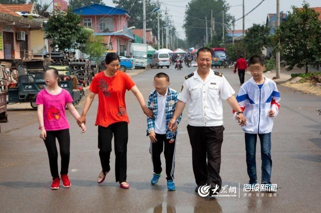校車“寄養(yǎng)爸爸”好樣的！13年為3名孤殘兒童打造“溫馨之家”
