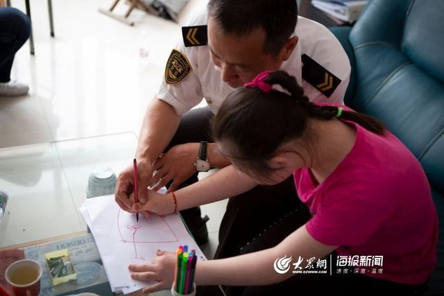 校車“寄養(yǎng)爸爸”好樣的！13年為3名孤殘兒童打造“溫馨之家”
