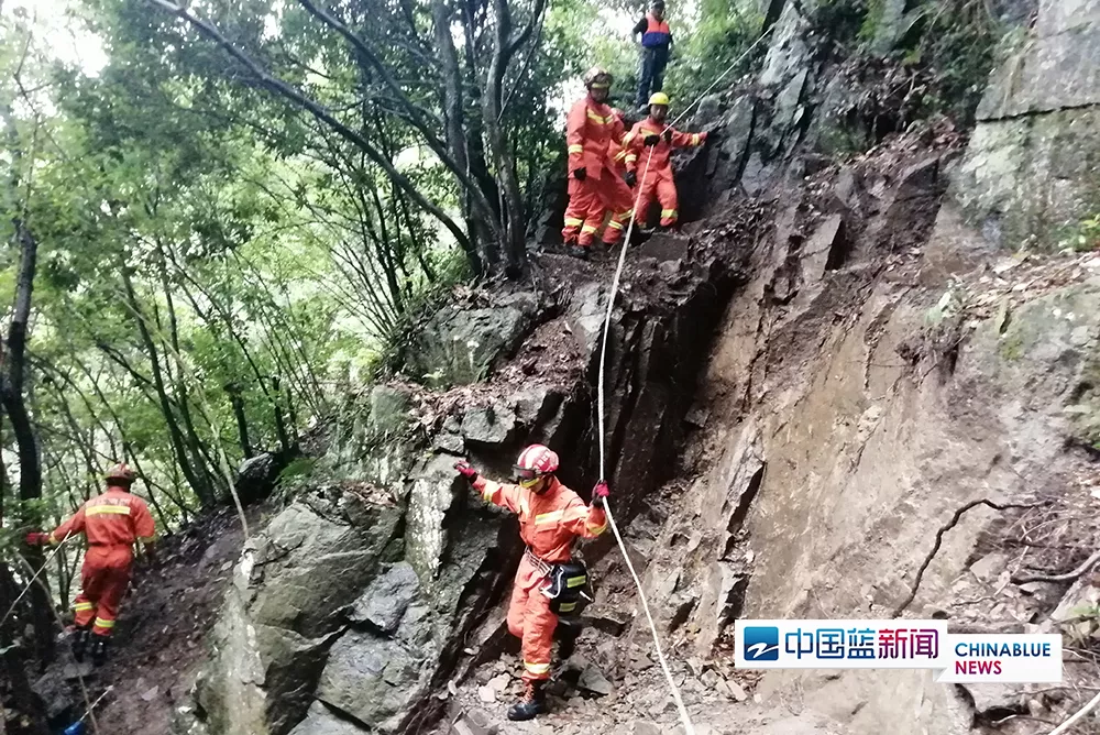 浙臺州1校車積水中被困 消防員迅速營救7名師生