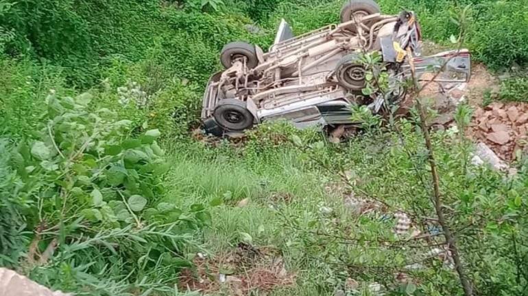 印度北部一校車墜入深谷 9名學(xué)生遇難