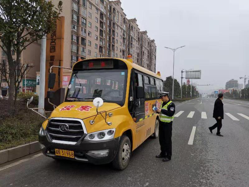 為了九曲十八彎山道上奔跑的校車的“零事故”----湖南省洪江市交警大隊校車安全管理有新招