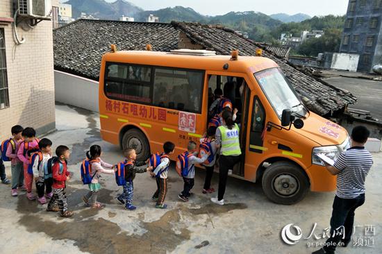 廣西容縣：“互聯(lián)網(wǎng) 校車”護(hù)航平安上學(xué)路