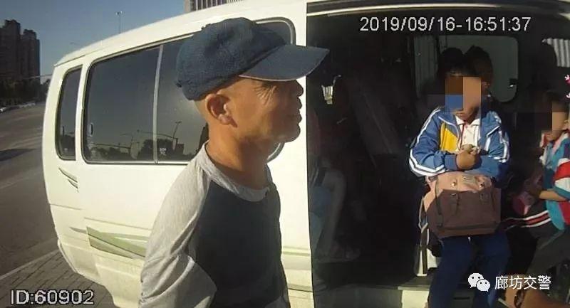 “黑校車”嚴重超員 三大隊交警及時查處守護學生平安