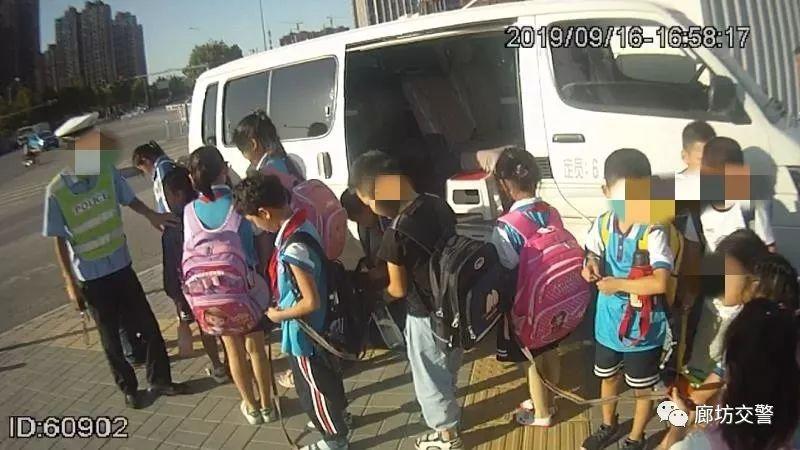 “黑校車”嚴重超員 三大隊交警及時查處守護學生平安
