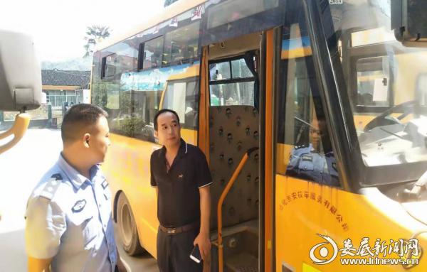 新化縣公安局石沖口鎮派出所深入校園“查防?！敝畏谰€護平安