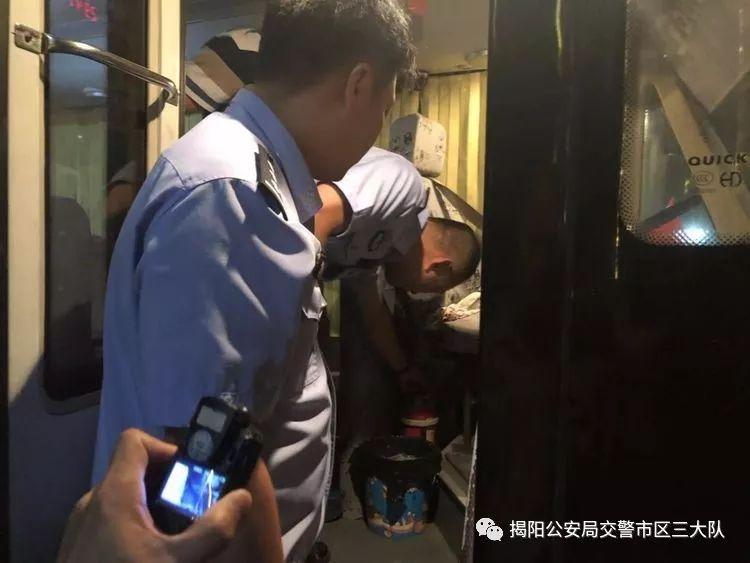 潮汕一校車被舉報！為了趕時間便逆向行駛的行為讓人后怕！