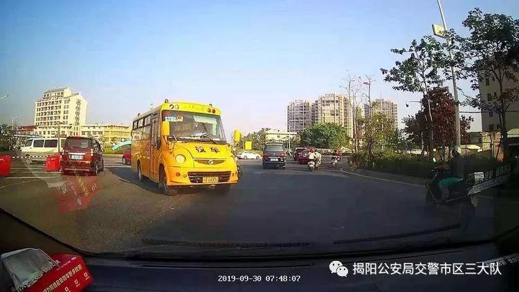潮汕一校車被舉報！為了趕時間便逆向行駛的行為讓人后怕！