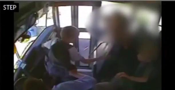美國一校車司機被學生激怒，故意猛踩剎車讓孩子撞破擋風玻璃