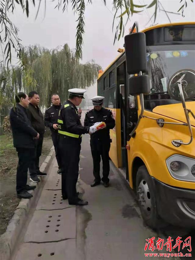 華陰交警大隊“提認識、抓源頭、排隱患、嚴管控”進一步加強校車安全管理