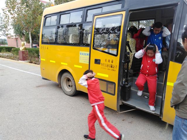 乳山市南黃鎮(zhèn)中心學(xué)校開展校車應(yīng)急疏散演練活動(dòng)
