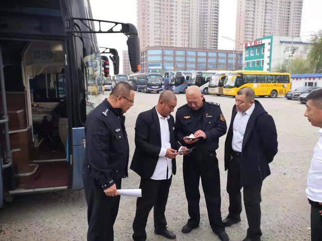 二道交警積極排查校車安全隱患