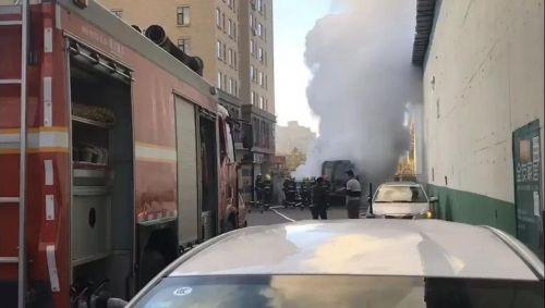 驚險！延吉一司機用明火暖車，將校車燒成空殼！