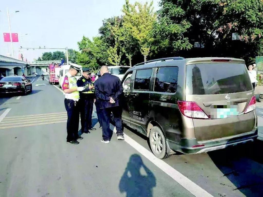 太原交警查處多輛“黑校車”，發現疑似情況打122舉報！