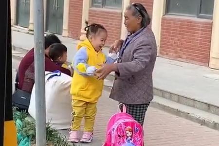 “最暖心奶奶”帶娃等校車火了，祖孫倆擁抱那一刻，網友淚目了
