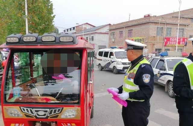 盧氏縣公安局交警大隊(duì)圍繞冬季交通安全整治行動(dòng)加強(qiáng)校車和接送學(xué)生車輛管理