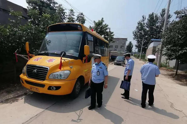 河南許昌市長(zhǎng)葛一幼兒園使用“大貨車”當(dāng)校車
