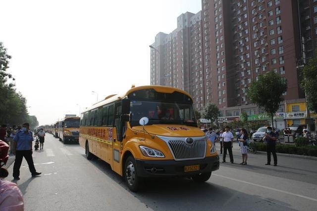 黃驊：“愛心校車”連續10年愛心送考，為高考學子圓夢護航