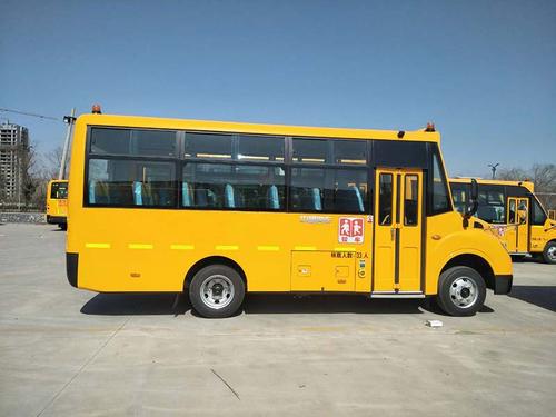 河北：新樂(lè)交警開(kāi)展校車(chē)安全檢查