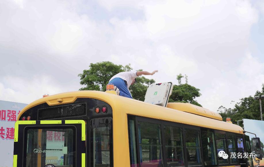 校車著火了？原來是高州舉辦校車突發事故應急演練！