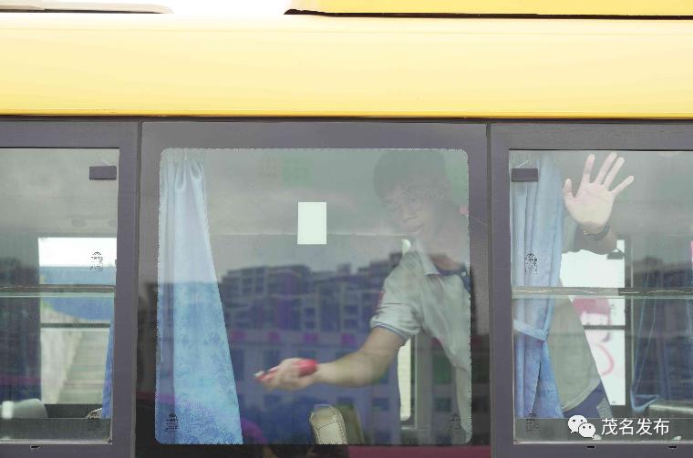 校車著火了？原來是高州舉辦校車突發事故應急演練！