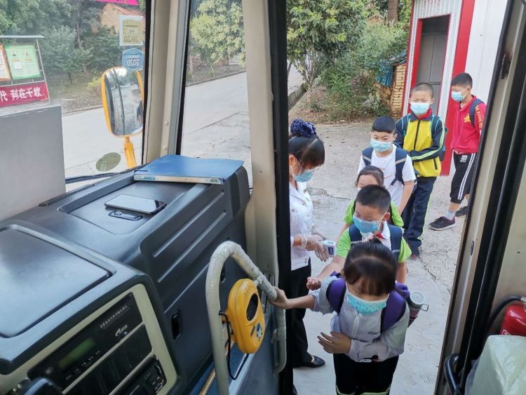 青島：新學(xué)期，校車(chē)為平度1.8萬(wàn)余名學(xué)生安全護(hù)航