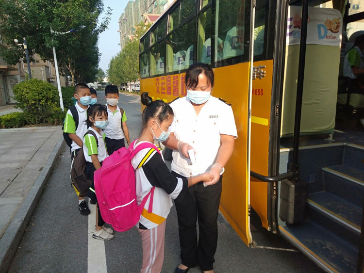 青島：新學(xué)期，校車(chē)為平度1.8萬(wàn)余名學(xué)生安全護(hù)航