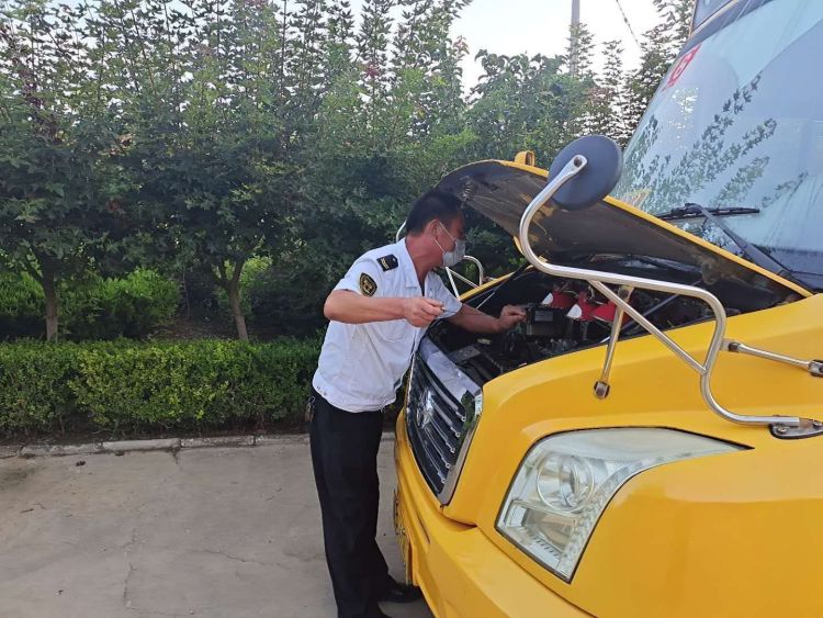 青島：新學(xué)期，校車(chē)為平度1.8萬(wàn)余名學(xué)生安全護(hù)航