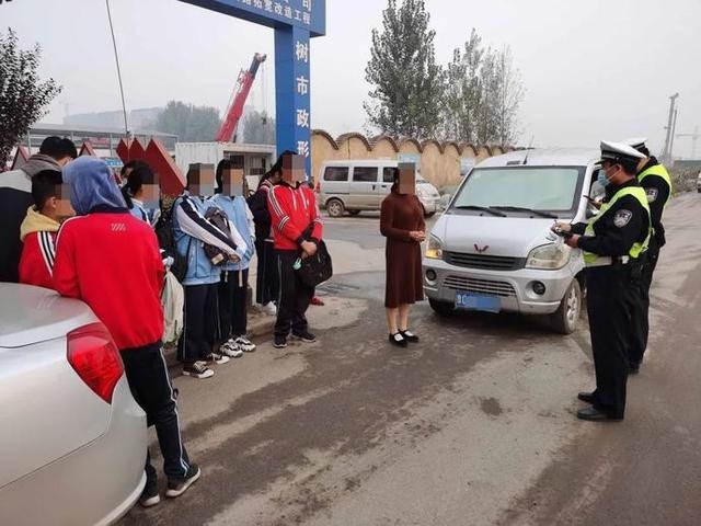 面包車變身“校車”？交警及時(shí)叫停！