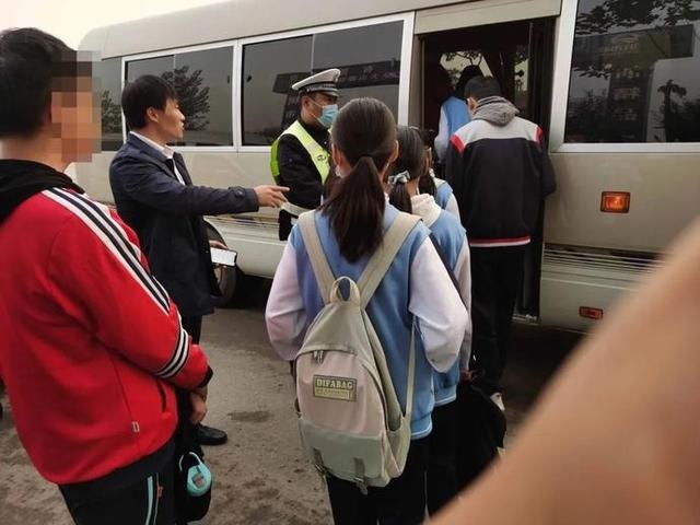 面包車變身“校車”？交警及時(shí)叫停！