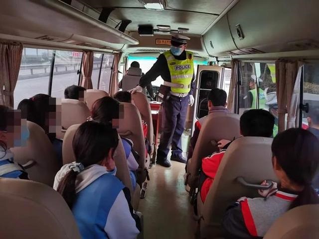 面包車變身“校車”？交警及時(shí)叫停！