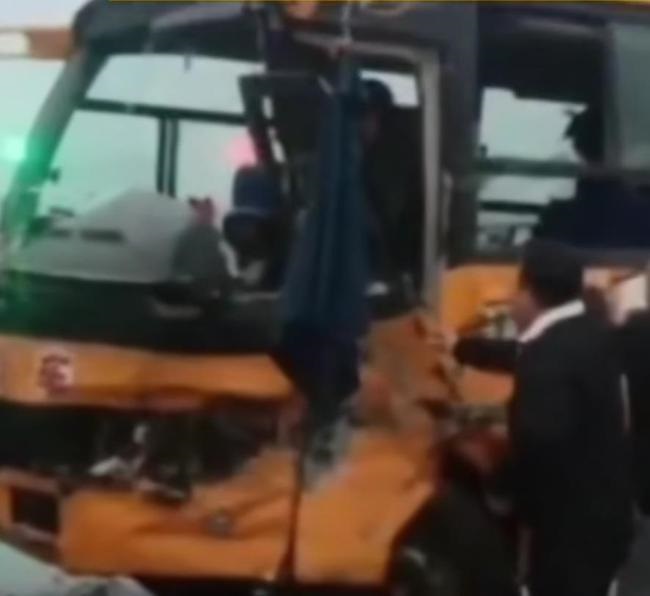 遼寧沈陽一廂式貨車與校車相撞，現(xiàn)場(chǎng)路面到處是車輛殘骸