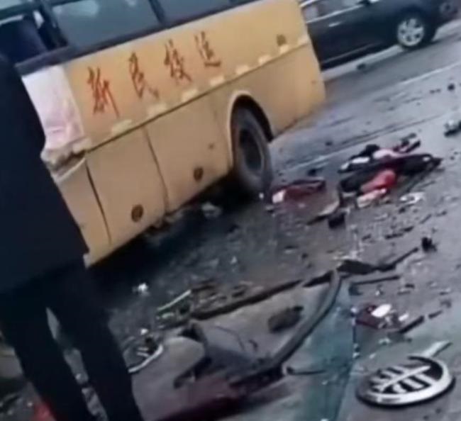 遼寧沈陽一廂式貨車與校車相撞，現(xiàn)場(chǎng)路面到處是車輛殘骸