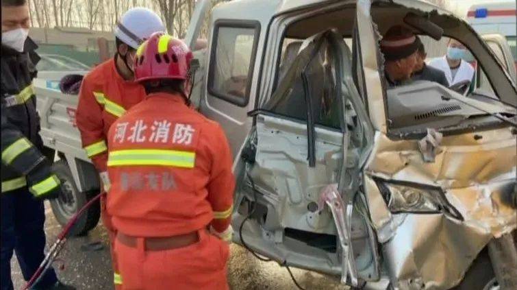 河北唐山：一不小心，“三輪” 與校車“親密接觸”了！萬幸的是……
