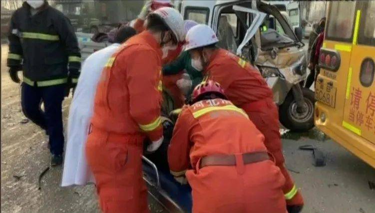 河北唐山：一不小心，“三輪” 與校車“親密接觸”了！萬幸的是……