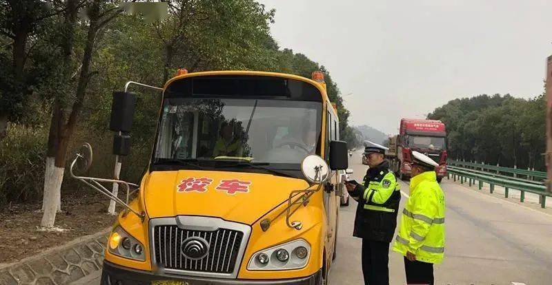 江西九江：沒有駕駛資格竟敢開校車，司機被處“記12分+降級+罰款”