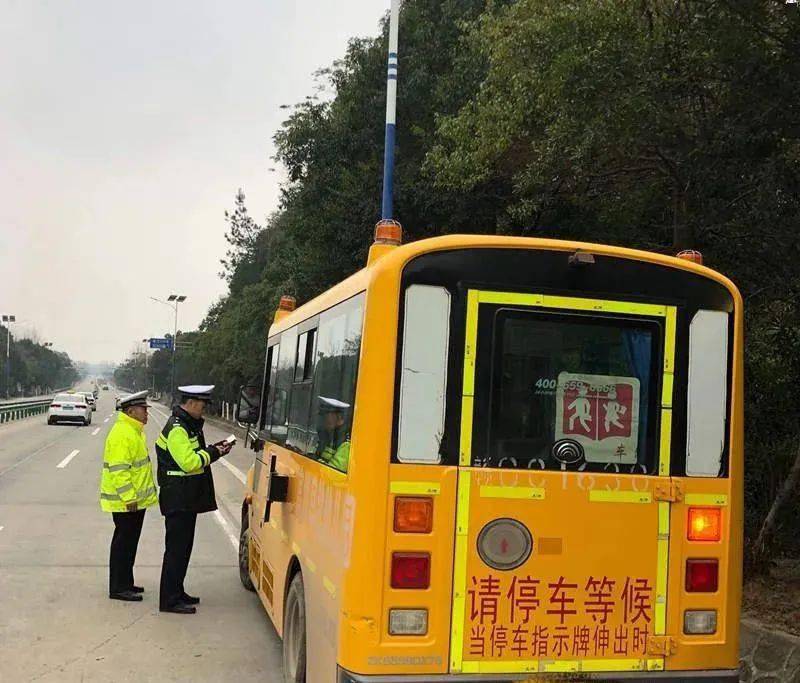 江西九江：沒有駕駛資格竟敢開校車，司機被處“記12分+降級+罰款”