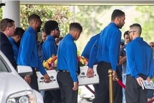 澳大利亞：3歲男孩被落在校車里6小時活活熱死，被發現時尸體仍系著安全帶