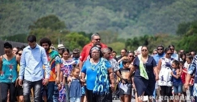澳大利亞：3歲男孩被落在校車里6小時活活熱死，被發現時尸體仍系著安全帶