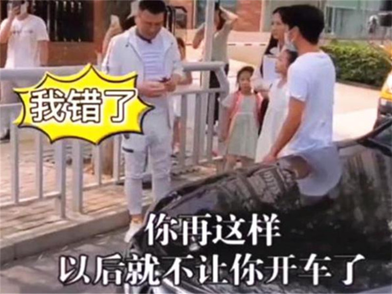 奔馳車主別停校車，與司機(jī)唇槍舌戰(zhàn)，小女孩上前將其“制服”！